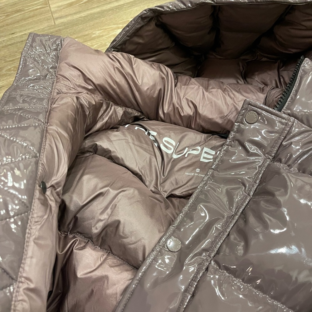 Aritzia The Super Puff Plum Lacquer Shorty.
Water repellent and wind proof. SZ S - Picture 5 of 8